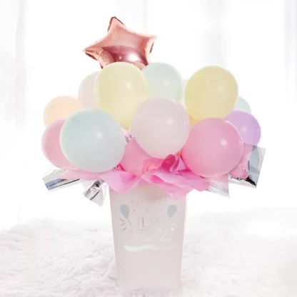 Set aranjament buchet 23 baloane pastelate, in cutie, cu mesaj La Multi Ani